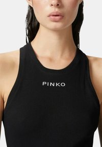 Top a maniche corte nero a coste con scollatura rotonda e logo "PINKO" bianco sulla parte anteriore, dal design aderente e senza maniche.