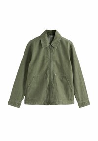 Olívazöld kordbársony dzseki gallérral, elöl cipzárral és két nagy, ferdén elhelyezkedő zsebfedővel. Függőleges bordázott textúrával és hosszú ujjakkal.