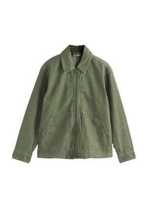 Olivovo zelená kordová bunda s golierom, predným zipsom a dvoma veľkými šikmými vreckami. Má vertikálnu rebrovanú textúru a dlhé rukávy.