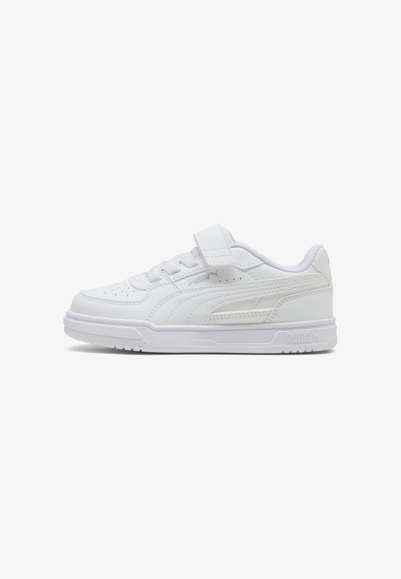 Basket basse blanche avec lacets et bande velcro, comportant le logo Puma et une semelle texturée sur fond blanc uni.