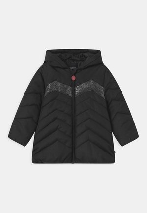 Sort polstret jakke med hætte, der har et chevron-design i sølvglimmer over brystet og en frontlynlås.