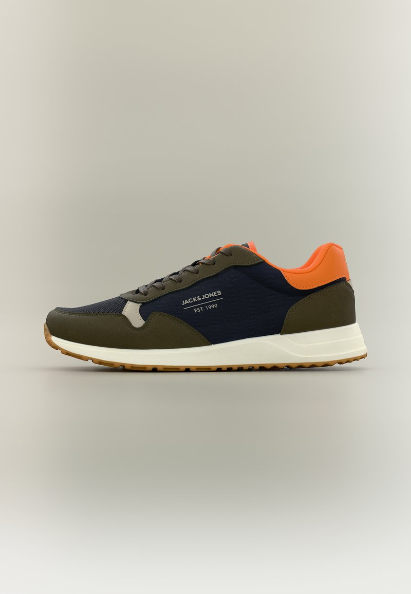 Baskets basses pour homme en tissu bleu marine, daim vert olive, col orange, semelle blanche, avec le logo "Jack & Jones EST. 1990" sur le côté.