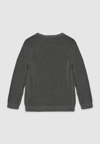 Maglione grigio a coste con maniche lunghe e scollo rotondo, caratterizzato da una finitura testurizzata e una vestibilità rilassata.