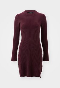Pletené šaty v hluboké burgundské barvě s dlouhými rukávy, s hrubou texturou a diagonálním vzorem, končící těsně nad kolenem.