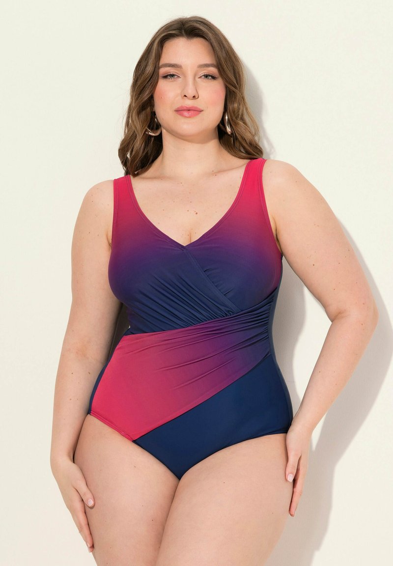 Maillot de bain une pièce avec un dégradé de couleurs allant du rose au bleu marine, avec des détails froncés et un décolleté en V. Texture de tissu lisse.