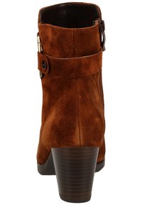 Ruske nubuk ankle čizme s zaobljenim vrhom, teksturiranom smeškom i bočnim patentnim zatvaračem. Ima kaiš i detalj kopče blizu članaka.