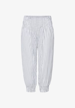 Biele skrátené nohavice s čiernymi zvislými prúžkami, elastickým pásom a manžetami pri členkoch, voľný strih.