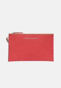 Clutch in pelle rossa a forma di ciottolo con una cerniera dorata, caratterizzata dalla scritta "ARMANI EXCHANGE" in rilievo sul fronte. Design rettangolare compatto.