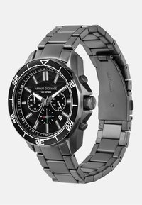 Juodas nerūdyjančio plieno laikrodis su apvalia korpusu, tekstūruotu juodu ciferblatu, trimis subdailiais, ryškiais baltais ženklais ir grandininiu apyrankės stiliumi.