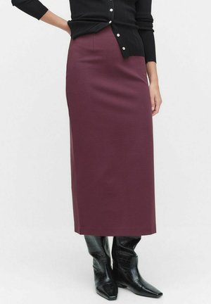 Burgundy maxi skirt made of soft, stretchy fabric, featuring a straight cut and smooth texture, paired with black crocodile-embossed boots.