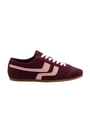 Bordeauxfarbener Sneaker mit weißen Schnürsenkeln, hellrosa Seitenstreifen und brauner flacher Sohle, seitlich auf weißem Hintergrund.