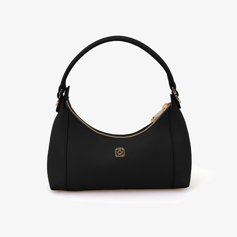 Sac à main en simili cuir noir, avec une silhouette courbée, une fermeture éclair dorée et un détail en emblème à l'avant. Il est doté d'une seule bandoulière.