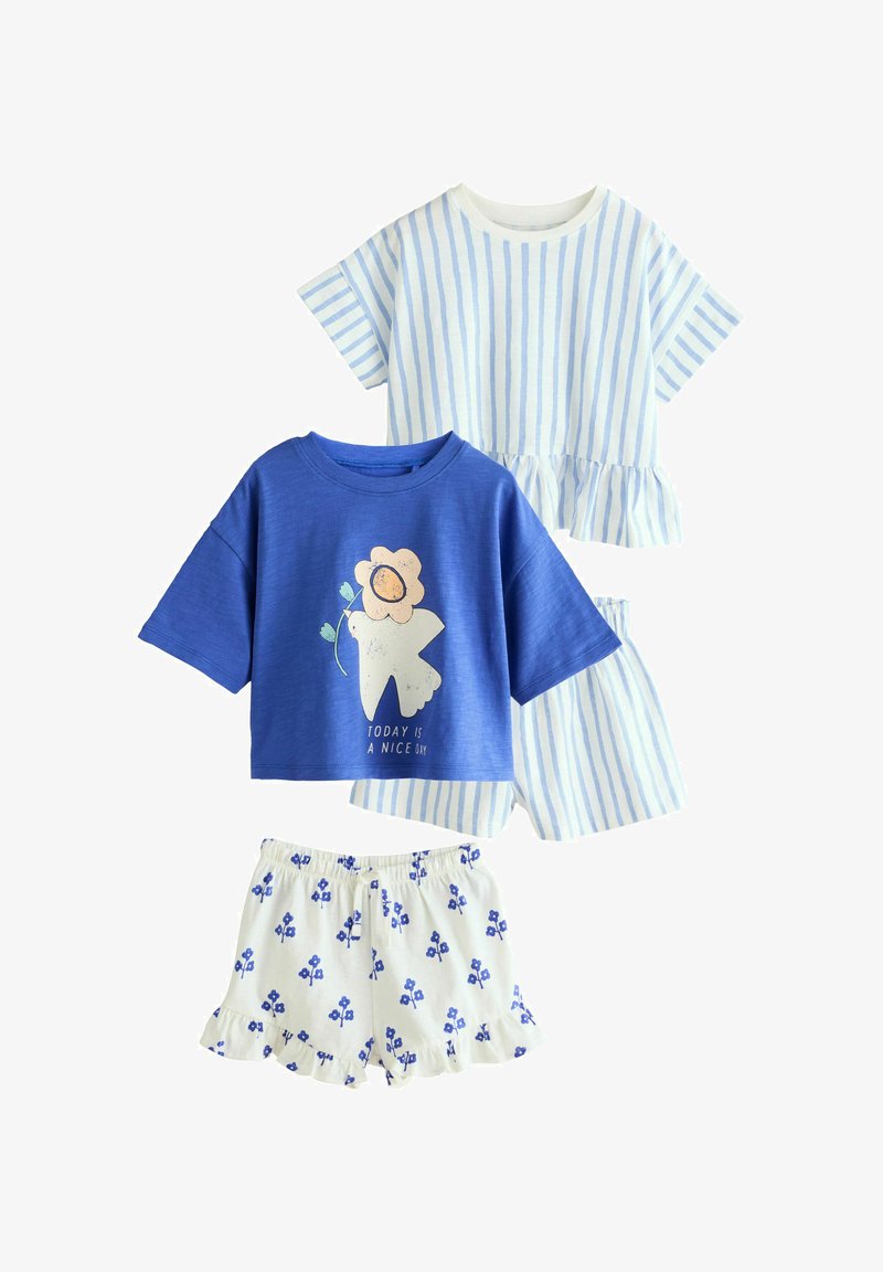 Deux hauts à manches courtes pour enfants et deux shorts : un ensemble rayé bleu et blanc, l'autre bleu avec une fleur et un texte, et blanc avec des fleurs bleues.