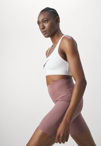 Nike Performance UNIVERSA SHORT - Leggings - smokey mauve