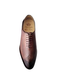 Chaussure habillée en cuir marron avec une finition lisse, dotée d'un laçage et d'accents perforés décoratifs sur le bout. Marque Finsbury visible à l'intérieur.