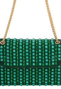 Grüne Perlen-Handtasche mit einem goldenen Kettenriemen; verfügt über große runde Perlen und rechteckige Akzente in verschiedenen Grüntönen.
