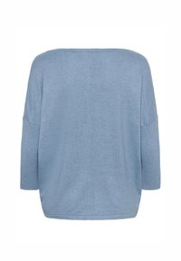 Jasnoniebieski, oversize sweter z rękawami trzyczwartowymi, wykonany z miękkiego materiału dzianinowego, z szerokim dekoltem i luźnym krojem.