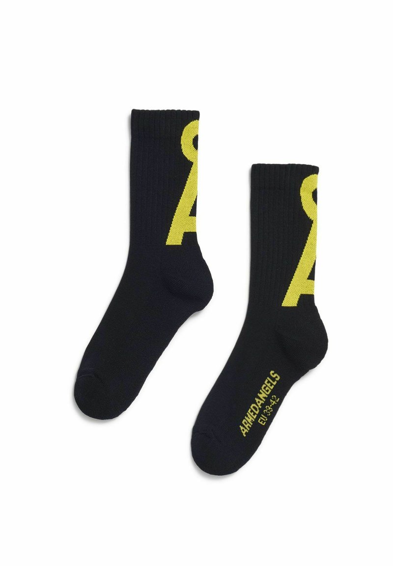 Schwarze, knielange Socken mit großem gelbem "A" an den Seiten und dem Text "ARMEDANGELS EU 39-42" im Fußbereich.
