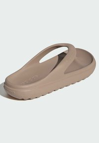 Hnedé, tvarované plastové sandále s hrubou podrážkou, otvorenou špičkou a vyrezanými stranami. Obsahujú značenie "adidas" na vnútornku.