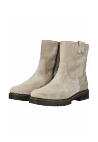 Botines de ante beige con cremallera lateral, suela plana y detalles de costura; textura suave y diseño de puntera redondeada.