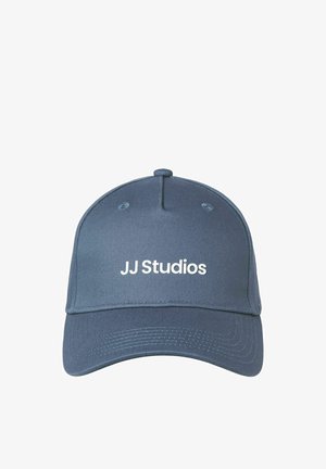 Dunkelblaue Baseballkappe aus Stoff mit gebogenem Schirm und weißem, auf der Vorderseite gesticktem "JJ Studios"-Logo.