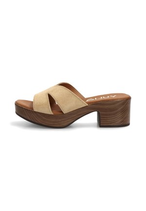 Sandalia mule de ante beige con puntera abierta, plataforma de madera y tacón ancho, diseño sin cierre y tiras superiores recortadas.