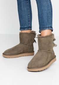 UGG MINI BAILEY BOW II - Botas de inverno - euculyptus spray