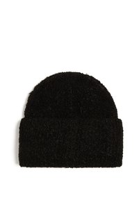 Beanie nero in maglia testurizzata con una superficie morbida e pelosa. Presenta una parte superiore arrotondata e un'ampia visiera ripiegata per un calore aggiuntivo.