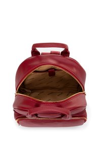 Zaino in pelle rossa con superficie texture, zip in tonalità oro e un interno spazioso con fodera brandizzata. Due manici robusti sulla parte superiore.