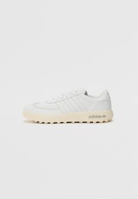 Vald, cloud white iron metallic off white