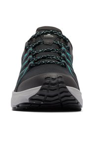 Schwarzer und türkisfarbener Columbia-Wanderschuh mit gemusterten Schnürsenkeln und dicker grauer Sohle, von vorne betrachtet mit Fokus auf das Profil und die Schnürung.