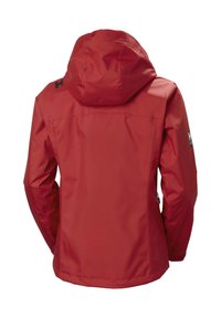 Czerwona wodoodporna kurtka z kapturem, gładka faktura, dopasowany krój oraz akcenty brandowe na ramieniu i rękawie. Brak widocznych elementów metalowych.