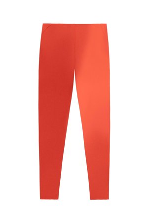 Helle orangefarbene, figurbetonte Hose mit hoher Taille und dezenten vorderen Taschennahtdetails, dargestellt vor weißem Hintergrund.