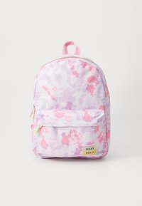 Ryggsäck med mönster i rosa och lila tie-dye, framficka med dragkedja, tygdragöglor och etikett "MILKY KISS X" på vit bakgrund.