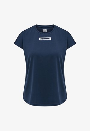Granatowy sportowy T-shirt z krótkim rękawem, okrągłym dekoltem i białym logo "HUMMEL" na środku klatki piersiowej.