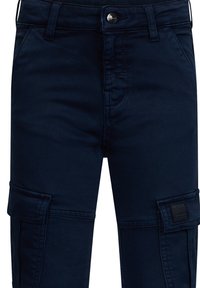 Pantaloni cargo blu navy realizzati in morbido cotone misto, con molteplici tasche, ginocchiere rinforzate e un tessuto testurizzato con patch del logo.