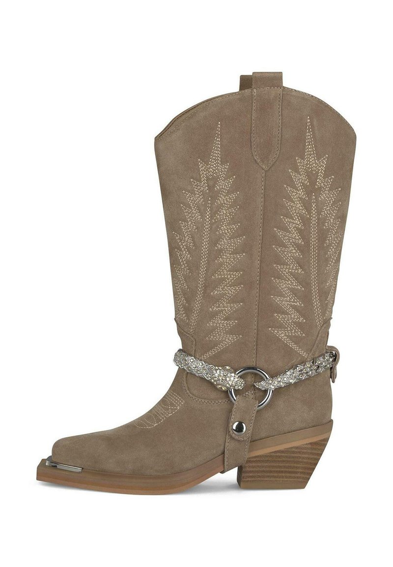 Bota vaquera de ante topo con costuras decorativas, puntera de metal, tacón apilado y una correa de arnés plateada trenzada con un anillo de metal.