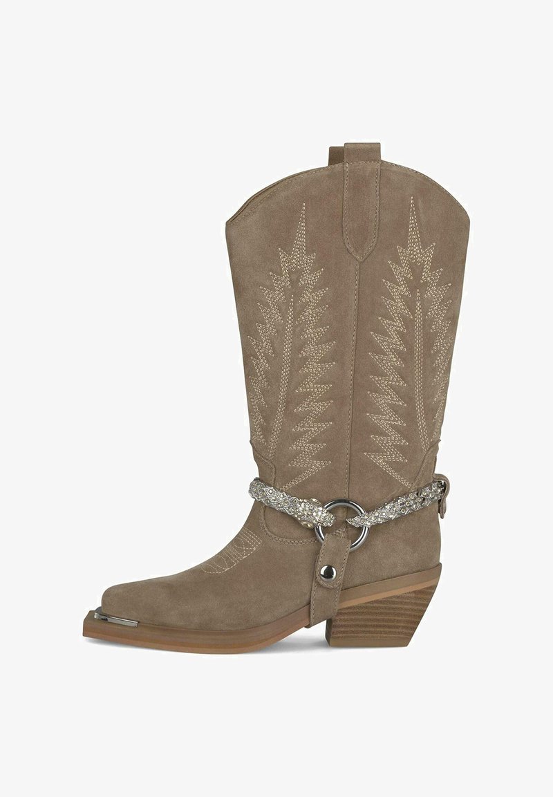 Bota vaquera de ante topo con costuras decorativas, puntera de metal, tacón apilado y una correa de arnés plateada trenzada con un anillo de metal.