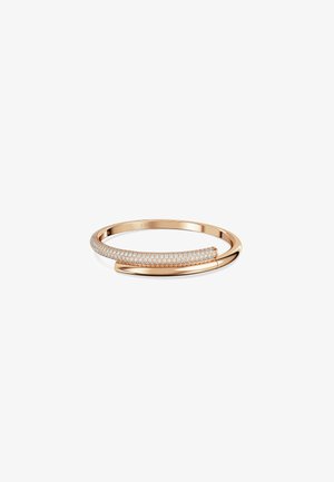 Bracelet jonc en or rose avec un design courbé et une rangée de cristaux transparents, présentant une finition lisse et polie.