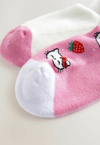 Chaussettes en mélange de coton avec un design rose, un orteil et un talon blancs, décorées d'un motif Hello Kitty et d'une fraise rouge.