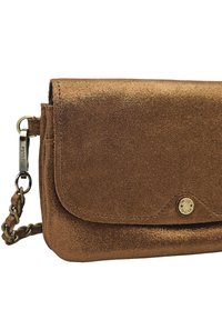 Pochette en suède brun avec un rabat, quincaillerie dorée et finition texturée. Inclut une bandoulière en chaîne tressée pour un transport facile.