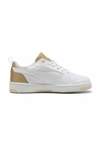 Hvide sneakers med en glat læderoverdel, guldfarvede detaljer på hælen og en gummisål med et struktureret grebsmønster.