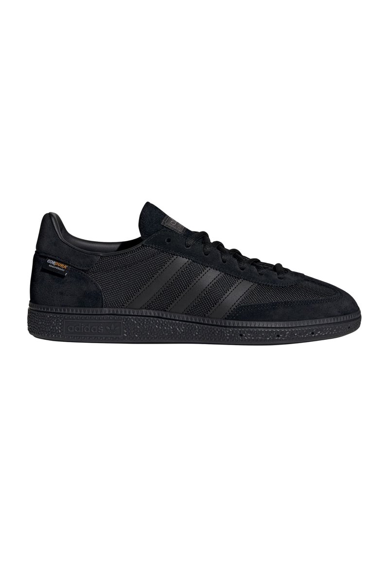 Zapatillas negras Adidas con parte superior de ante y malla, tres franjas negras, suela de goma y detalles texturizados en la suela exterior.