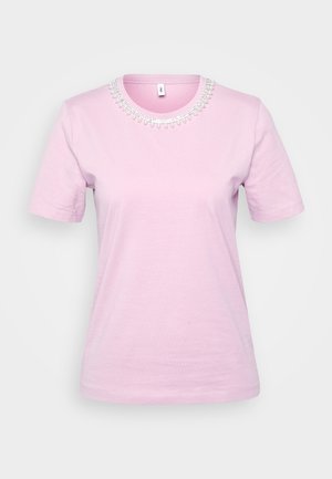 T-shirt à manches courtes en coton rose clair avec un col rond orné de détails en perles autour du col. Texture lisse, coupe décontractée.