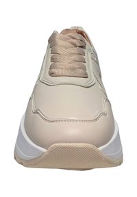 Sneaker sintetico beige con superficie texture, punta rotonda e chiusura con lacci; presenta una suola in gomma bianca e un design minimalista.