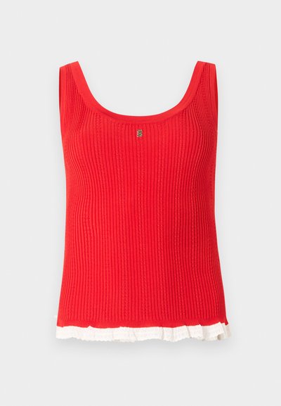 Κόκκινο ριμπ αμάνικο τοπ με στρογγυλή λαιμόκοψη και λευκή δαντέλα στο κάτω άκρο, με μικρό χρυσό έμβλημα στο κέντρο.