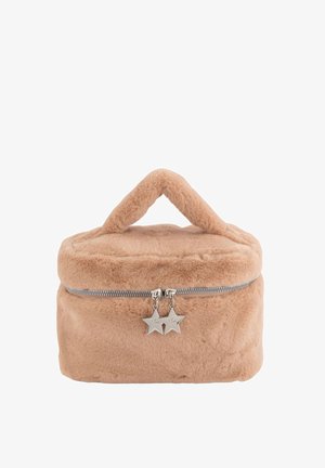 Estuche cosmético redondo de piel sintética beige suave con cremallera plateada y tiradores en forma de estrella. Cuenta con un asa superior para facilitar el transporte.