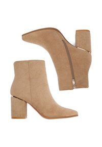 Semišové členkové topánky béžovej farby so špicatou špičkou, hrubým opätkom, zlatým detailom a bočným zipsom pre jednoduché obliekanie.