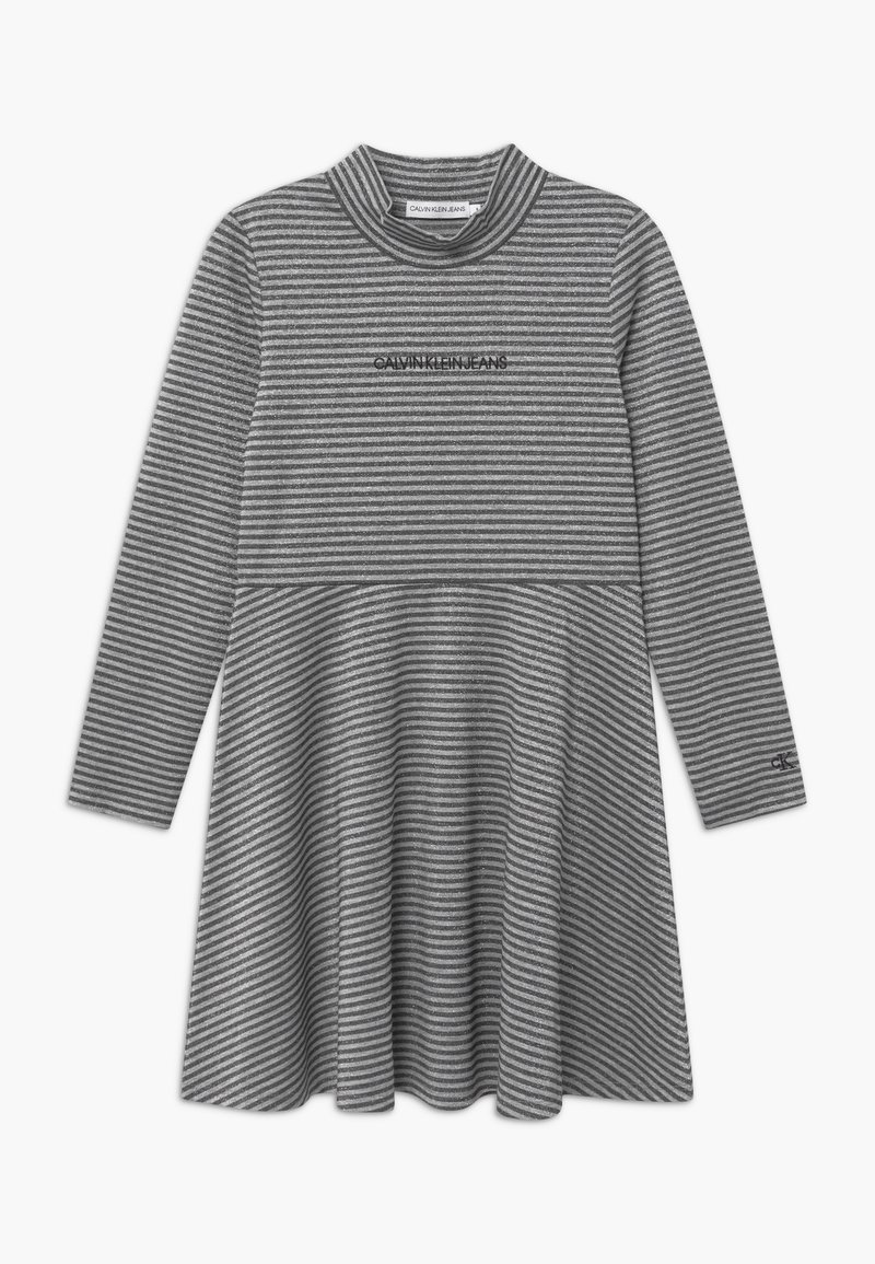 Šedé pruhované šaty s dlouhými rukávy, vysokým výstřihem a rozšířenou sukní. Na hrudi je vyšitý znak Calvin Klein Jeans.