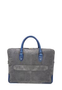 Maletín de ante gris con asas de cuero azul y acentos en las esquinas, forma rectangular y correa horizontal en el frente.